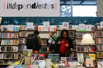 Visitantes recorren el pabellón de editoriales independientes en la FILBo, el 25 de abril de 2024.