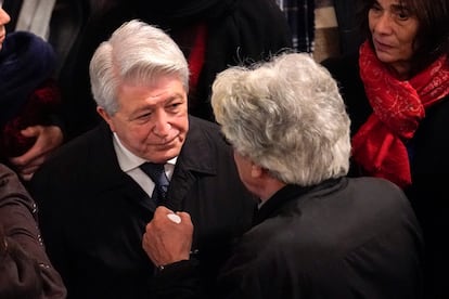 El presidente del Atlético de Madrid, Enrique Cerezo (a la izquierda), conversa con el viudo, Chema Prado, en la capilla ardiente.