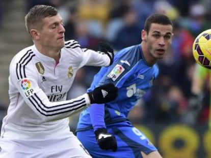 Kroos i Álvaro Vázquez es disputen la pilota.