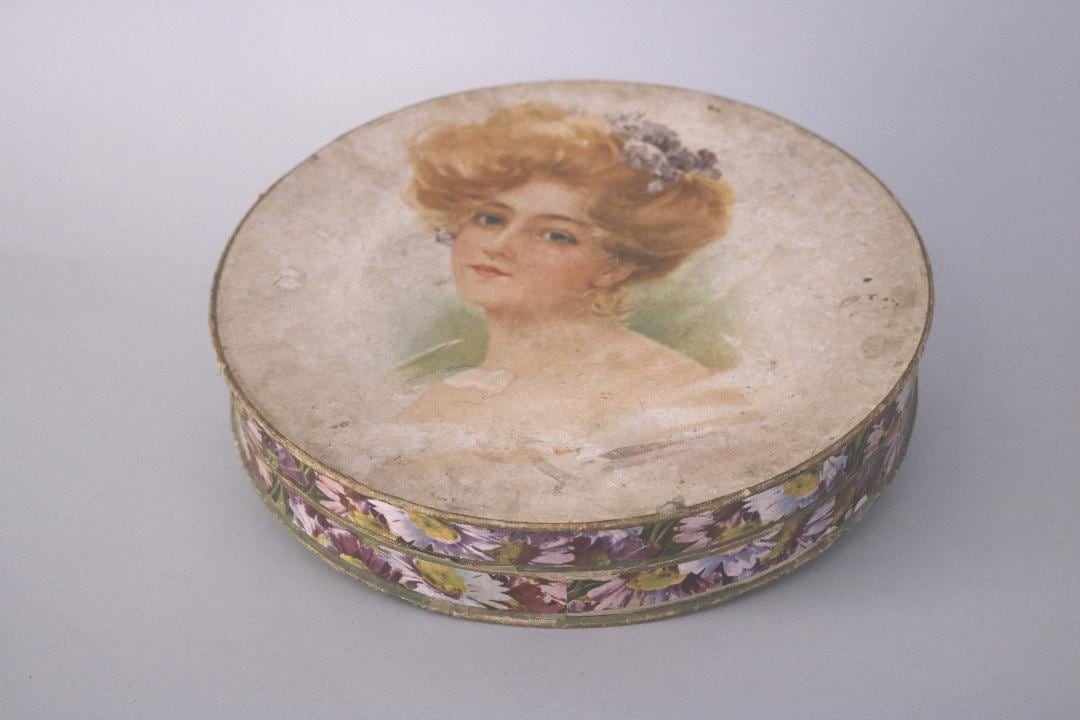 Caja de cartón de la pastelería gijonesa Casa Rato para turrones, mazapanes y artículos de Navidad (en 1910 aproximadamente).