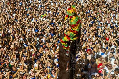 The fiestas of Saint Atiliano – August 27 to September 1 – kick off by celebrating the day of Cipotegato. When the bells ring 12 in Tarazona, the character of Cipotegato emerges from the town hall dressed in a harlequin suit to be met with a barrage of rotting tomatoes, which triggers a general tomato war. For more information: tarazona.es.