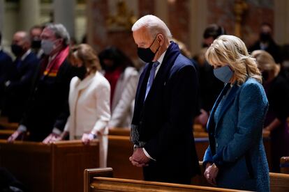 El presidente Joe Biden y su esposa, Jill, asisten a misa el día de su toma de posesión, el 20 de enero, en Washington