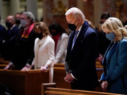 El presidente Joe Biden y su esposa, Jill, asisten a misa el día de su toma de posesión, el 20 de enero, en Washington.