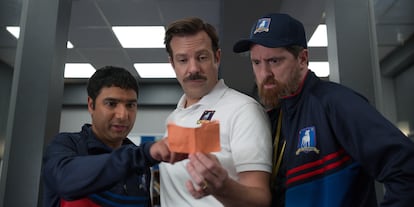 Nick Mohammed, Jason Sudeikis e Brendan Hunt, na primeira temporada de ‘Ted Lasso’.