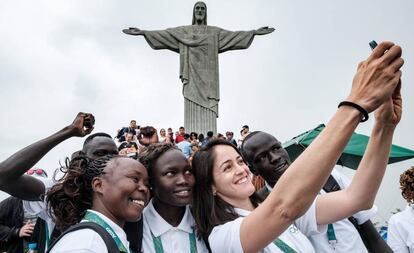 Equipe olímpica dos Refugiados na frente do Cristo Redentor.