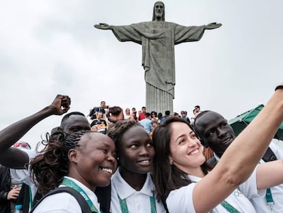 Equipe olímpica dos Refugiados na frente do Cristo Redentor.
