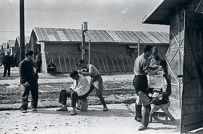 En las zonas ocupadas por los rebeldes se creaban campos de concentración para alojar prisioneros. Hubo campos de internamiento, clasificación, reeducación y explotación laboral. Fotografía del campo francés de Bram (Fotografía de Agustí Centelles).