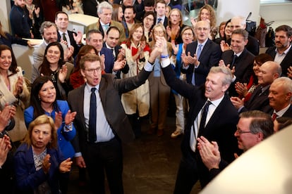 Alberto Núñez Feijóo y Alfonso Rueda, a su entrada este martes en la sede nacional del PP.