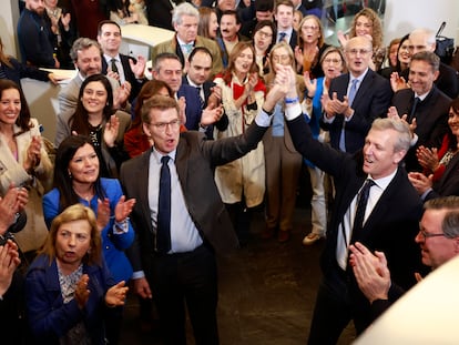 Alberto Núñez Feijóo y Alfonso Rueda, a su entrada este martes en la sede nacional del PP.