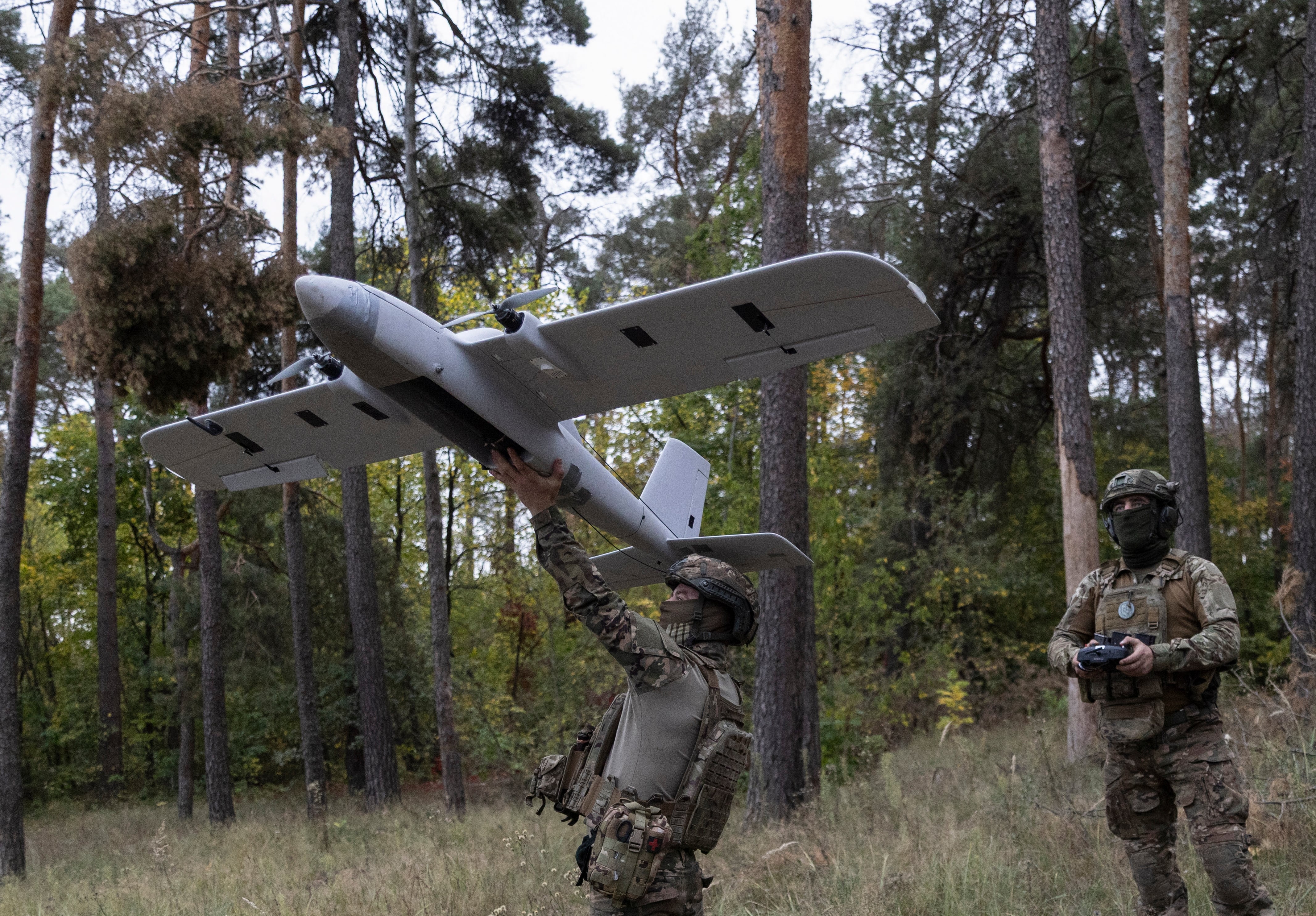 Militares ucranios preparaban un dron en un lugar no revelado cerca del frente en el noreste de Ucrania, el pasado 24 de septiembre.