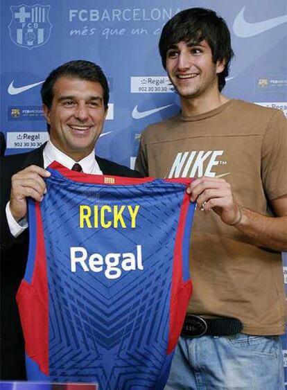 Joan Laporta junto a Ricky Rubio en la presentación del jugador