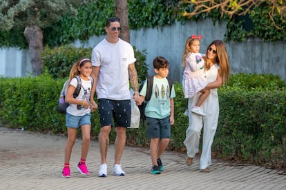 Ese mismo día, el pasado jueves, el exfutbolista Fernando Torres y su mujer Olalla Domínguez acompañaron a sus hijos Nora, Leo y Elsa en su primer día de colegio, en Madrid.