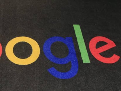 Logo de Google en una alfombra en París