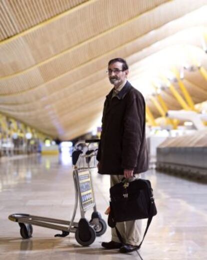 Juan José Lorenzo vive en la T4 de Barajas.