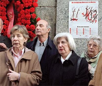 Mª Dolores González, superviviente de la matanza, Francisco Frutos y la eurodiputada socialista Francisca Sauquillo, hermana de uno de los asesinados, hoy en Atocha 55.