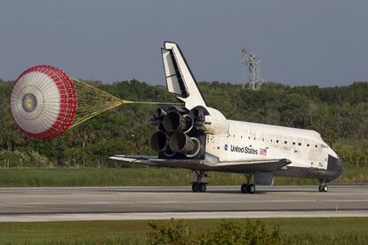 El 'Discovery' aterriza en el Centro Espacial Kennedy de Cabo Cañaveral, en Florida