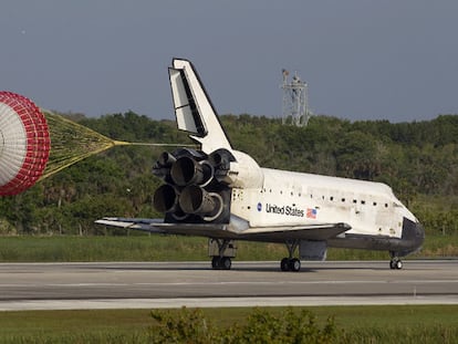 El 'Discovery' aterriza en el Centro Espacial Kennedy de Cabo Cañaveral, en Florida