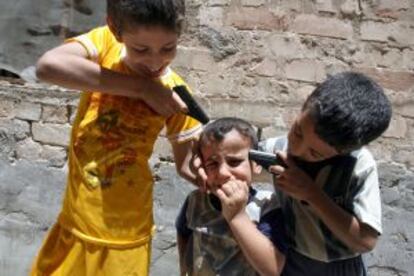 Uns infants juguen a "executar", a Bagdad.
