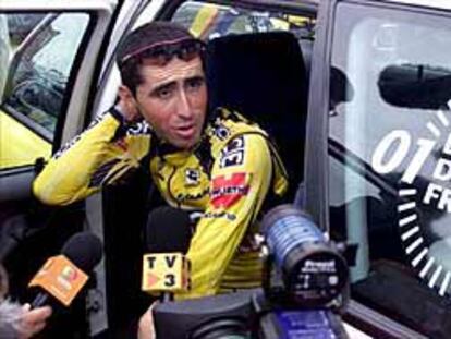 Joseba Beloki, entrevistado tras un entrenamiento previo al inicio del Tour.