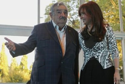 José Mujica y Cristina Fernández de Kirchner, ayer en la residencia presidencial Los Olivos en Buenos Aires.