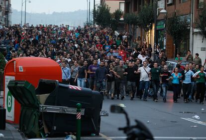 Cientos de personas se manifiestan en el barrio de Rekalde (Bilbao) contra el derribo del 'gaztetxe' (local juvenil) Kukutza. En los disturbios la Ertzaintza ha detenido a 24 personas.