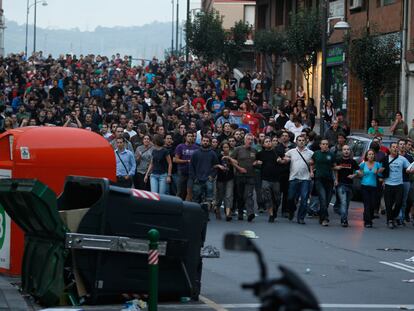 Cientos de personas se manifiestan en el barrio de Rekalde (Bilbao) contra el derribo del 'gaztetxe' (local juvenil) Kukutza. En los disturbios la Ertzaintza ha detenido a 24 personas.