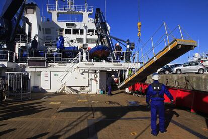 Retirada  de la plancha de acceso al barco Sarmiento de Gamboa,en Vigo, el sábado pasado, para zarpar.