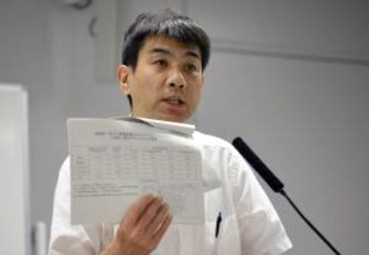 El portavoz de la compañía Tokyo Electric Power (TEPCO), Noriyuki Imaizumi, enseña unos documentos con los resultados de las muestras tomadas del agua contaminada filtrada de un tanque de almacenamiento, durante una rueda de prensa en la sede de la compañía en Tokio (Japón).