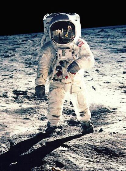 El astronauta Edwin Aldrin, fotografiado en la Luna por su compañero Neil Armstrong en julio de 1969.
