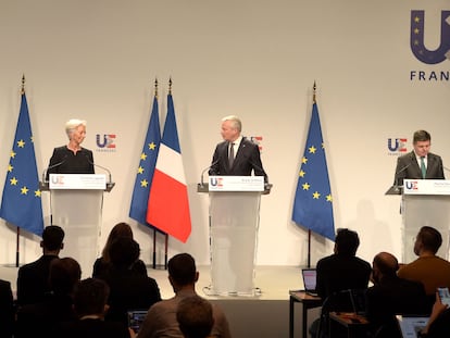 Desde la izquierda: el vicepresidente de la Comisión Europea, Valdis Dombrovskis, la presidenta del BCE, Christine Lagarde, el ministro de Economía francés, Bruno La Maire, y el presidente del Eurogrupo, Pascal Donohoe.