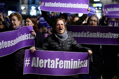 Algunas mujeres llevan pancartas con lemas feministas durante la protesta convocada en Barcelona. 