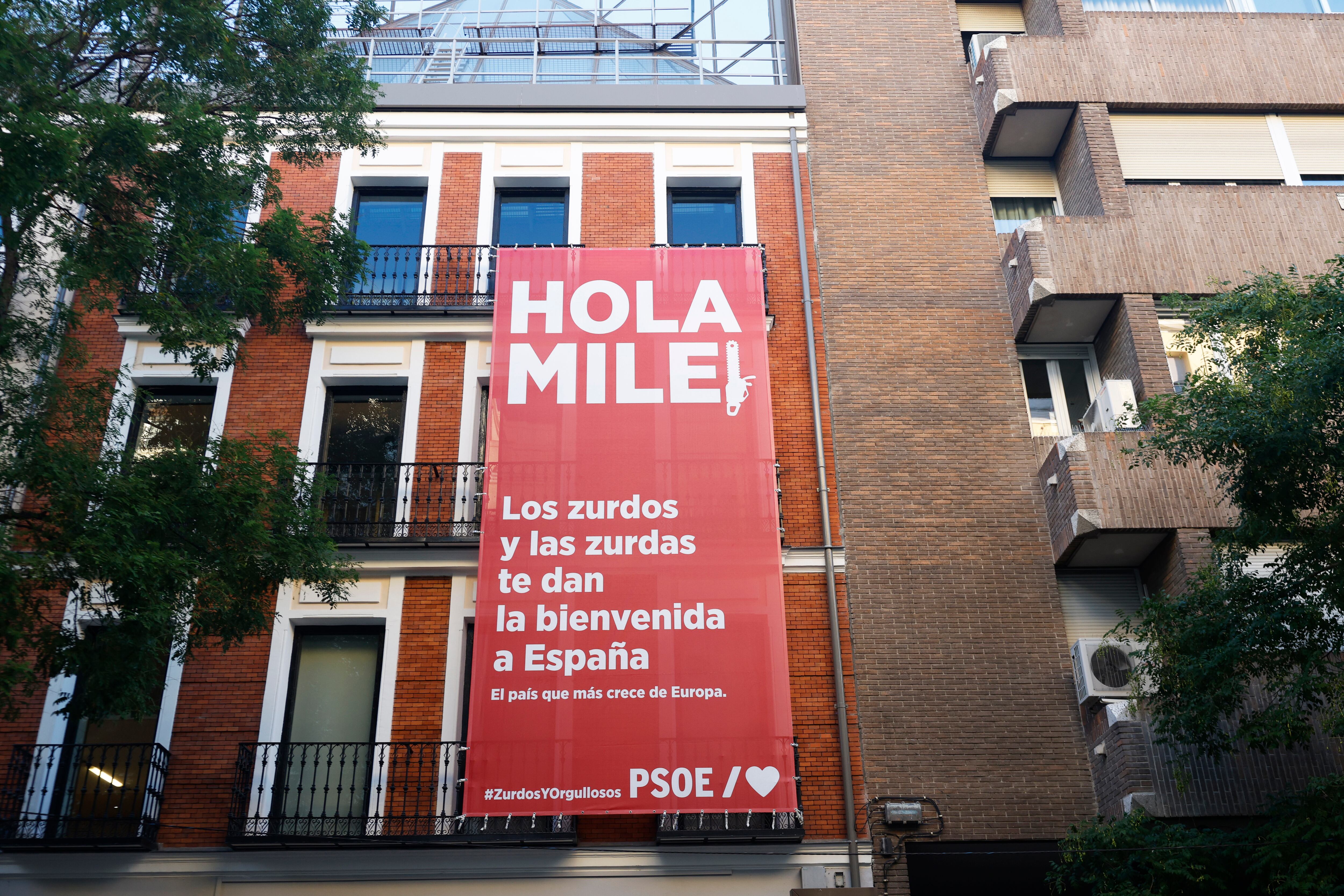 El PSOE exhibe una lona en su sede de Ferraz durante la visita a España del presidente argentino, Javier Milei.
