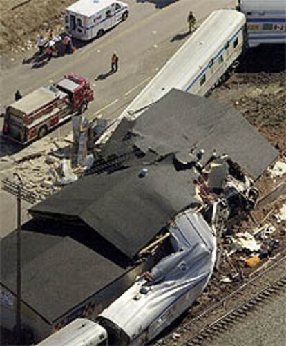 Imagen aérea del tren, empotrado en un establecimiento comercial en un espectacular accidente ocurrido en Nueva Escocia.