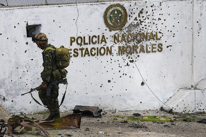 Un soldado camina afuera de una estación policial atacada en Valle del Cauca, el 20 de mayo.