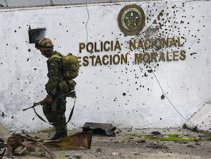 Un soldado resguarda la zona de un ataque a una estación de policía en el Valle del Cauca, Colombia, en mayo de 2024.
