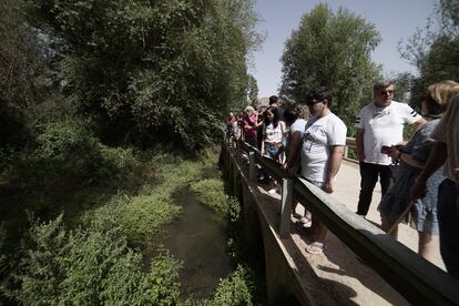 Varios vecinos en el puente de Luchena, en El Bejarín.