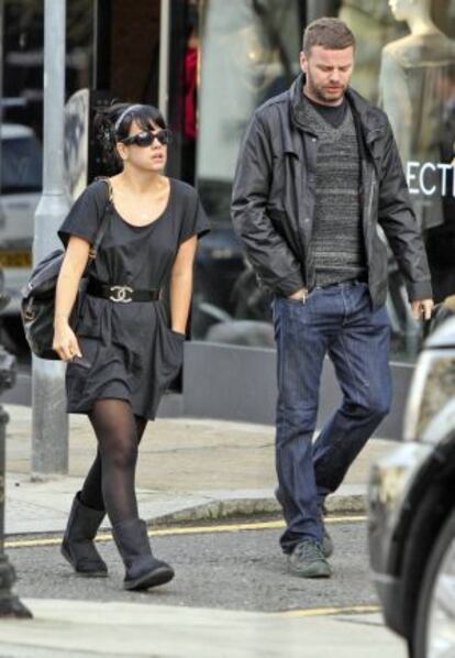 Lily Allen y Ed Simons de compras por Londres en 2008.