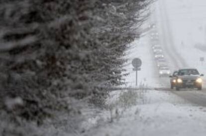 Coches circulan por una carretera nevada en Sarreguemines (este de Francia). EFE/Archivo