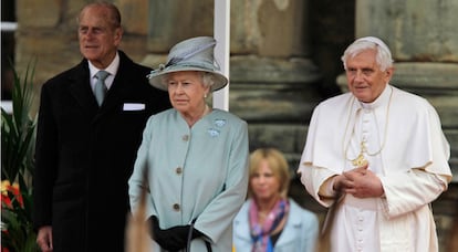 Benedicto XVI, la reina de Inglaterra y Felipe de Edimburgo, ante la guardia de honor en el Palacio de Holyrood.