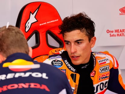 Marc Márquez, con uno de sus técnicos, en el box del Repsol Honda este sábado.