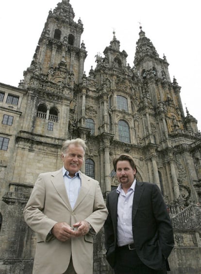 El actor Martin Sheen junto a su hijo el director Emilio Estévez delante de la catedral de Santiago.