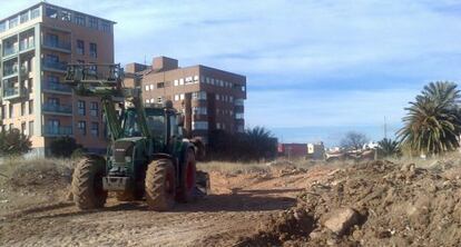 Una excavadora aplana los terrenos para ampliar los huertos de Benimaclet.