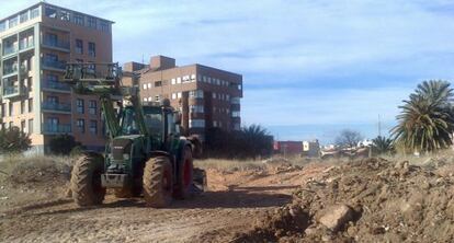 Una excavadora aplana los terrenos para ampliar los huertos de Benimaclet. 