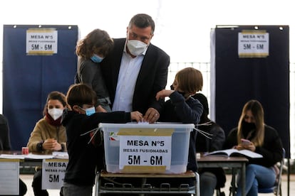 O candidato presidencial da direita chilena, Sebastián Sichel, deposita seu voto durante as primárias deste domingo, em Santiago. 