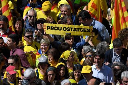 Una mujer sostiene un cartel en apoyo a los polticos presos.