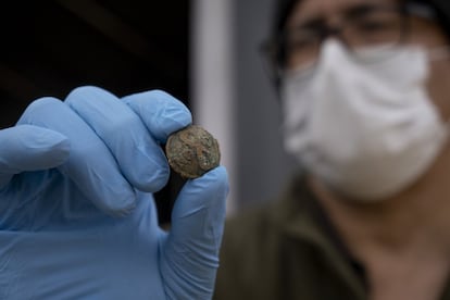 Un botón de chaqueta decorado con el símbolo del Ayuntamiento de Sevilla (NODO) encontrado en un ataúd junto a los restos de un joven de unos 20 años.