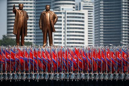 El primero de ellos es un misil balístico lanzado desde submarino (SLBM) y el segundo, un proyectil de alcance medio que se tira desde plataforma móvil y que fue probado por primera vez en febrero y también el pasado 5 de abril, un ensayo que ha llevado a Washington a responder con el envío de un portaaviones nuclear a la península. En la imagen, un grupo de ciudadanos portan banderas norcoreanas frente a las estatuas de Kim Il-sung (izquierda) y Kim Jong-il.