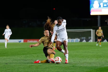 Linda Caicedo trata de regatear a Emma Ramrez este jueves en el estadio Alfredo di Stfano.