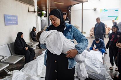 Una mujer abraza el cuerpo sin vida de un niño palestino muerto en un ataque de Israel, en el Hospital Abu Yousef al-Najjar de Rafah.