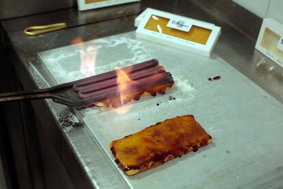 El turrón de yema tostada se termina con una plancha incandescente en El Riojano.